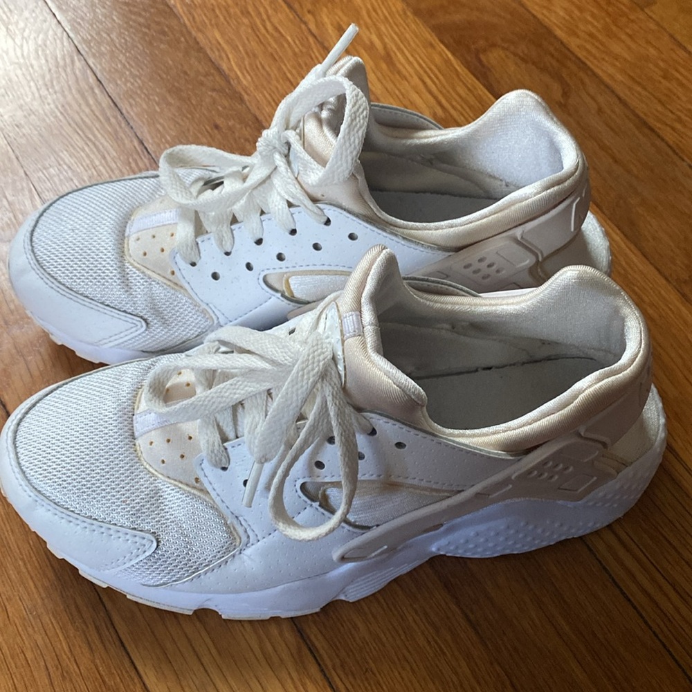white nike huarache run shoes